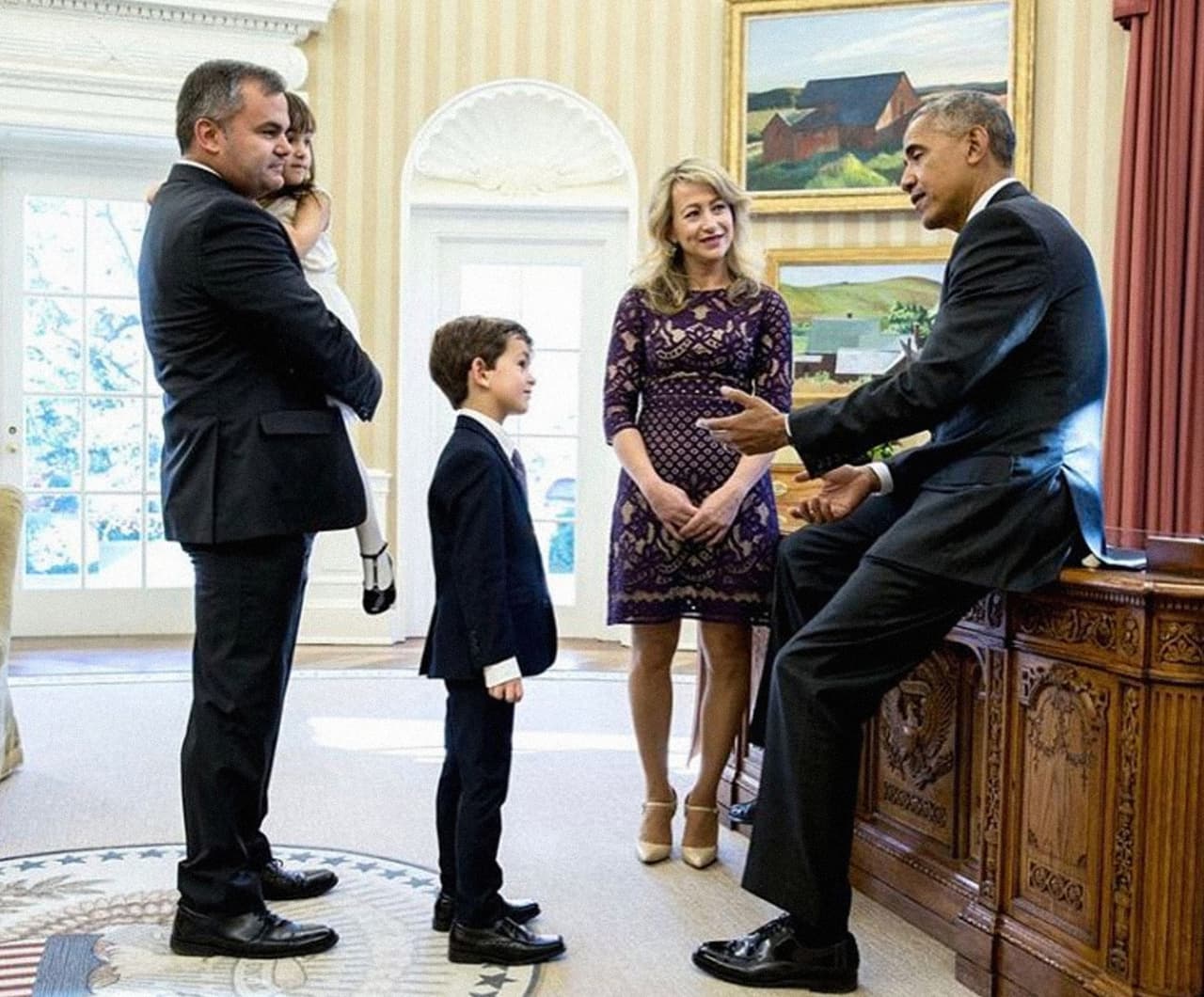 <b>Siria</b>. “Recordando a Alex, el niño de seis años que escribió al presidente Obama una carta sobre el niño sirio fotografiado en la ambulancia. Alex visitó la Oficina Oval con su familia el día después de las elecciones”, escribió Souza. Luego, cita la carta completa de Alex: "Estimado Presidente Obama, ¿recuerdas al muchacho que fue recogido por la ambulancia en Siria? ¿Puedes ir por él y llevarlo a mi casa?...".