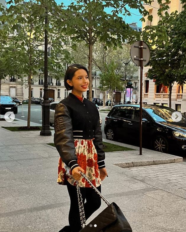 Sin embargo, no es el único outfit con el que sorprendió a lo largo de su viaje, ya que el 11 de abril publicó en su cuenta de Instagram una fotografía en la que aparece con una chamarra de la marca Givenchy.