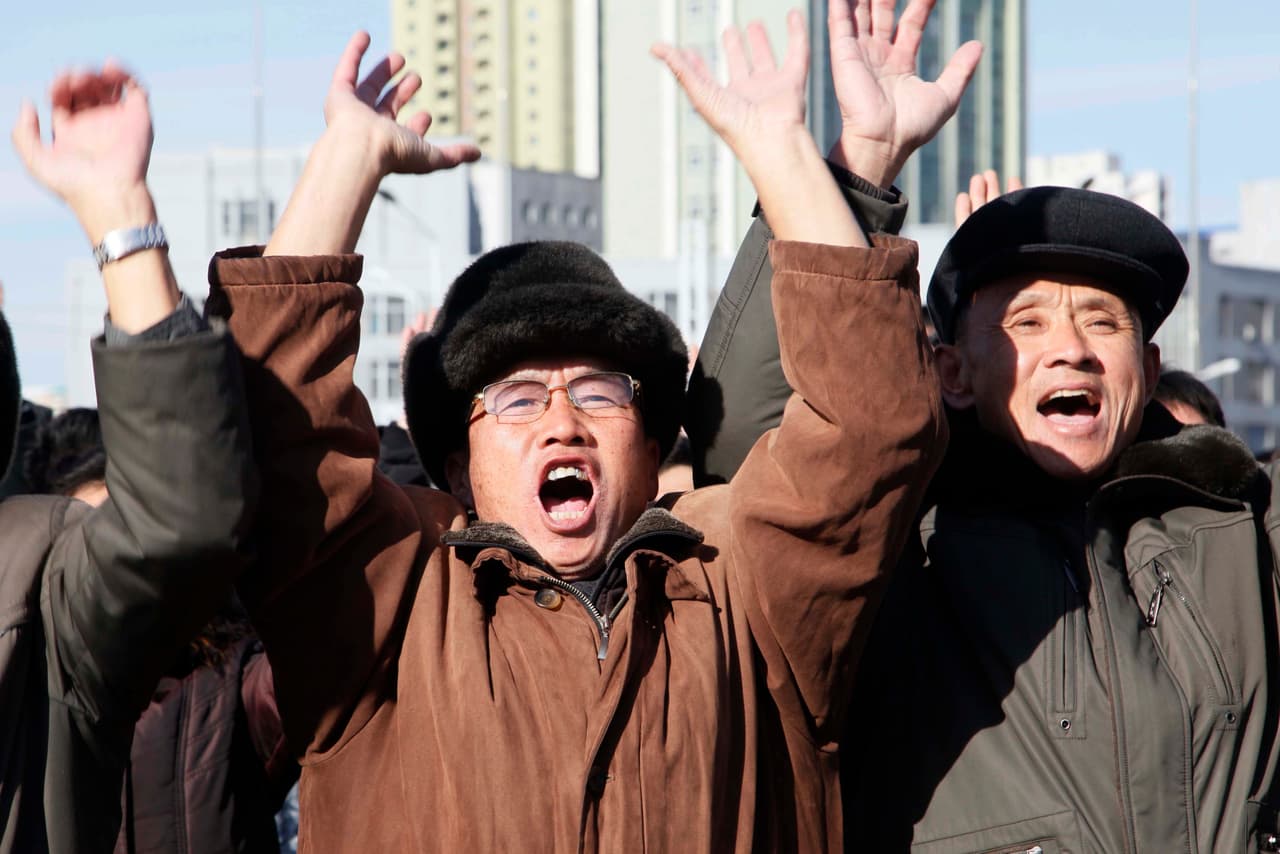 El misil viajó más alto que cualquier otro modelo probado por Corea del Norte hasta la fecha, 2,800 millas de altura, el equivalente a 10 veces la altitud de la Estación Espacial Internacional. En la fotografía, habitantes de Pyongyang celebran en las calles el éxito del nuevo misil del que fueron informados en una transmisión oficial.