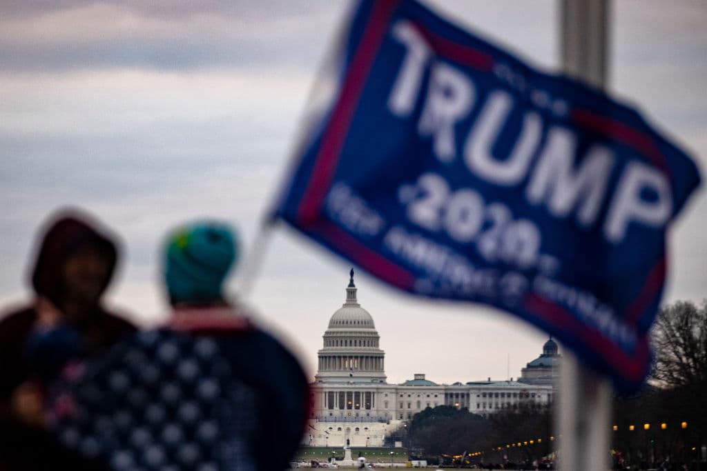 Un hombre es acusado de hacerse pasar por familiares de Trump en redes sociales para robarle dinero a cientos de personas 