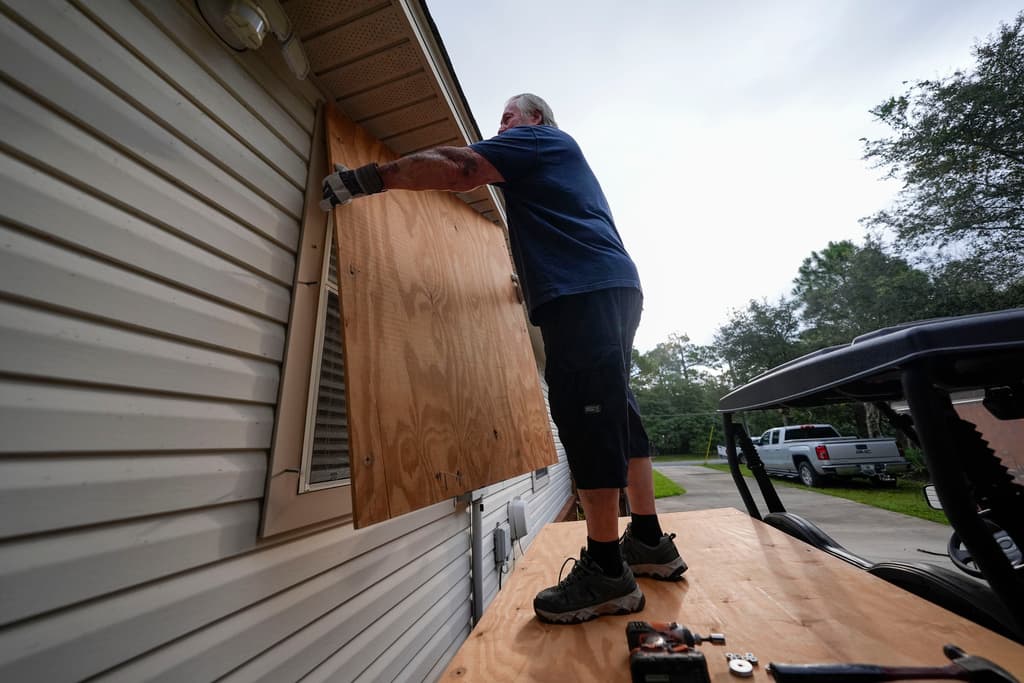 En Ochlockonee Bay, Dave McCurley amaneció este 25 de septiembre colocando paneles sobre las ventanas de su casa de madera, confiando en que soporten las ráfagas de vientos del huracán Helene.