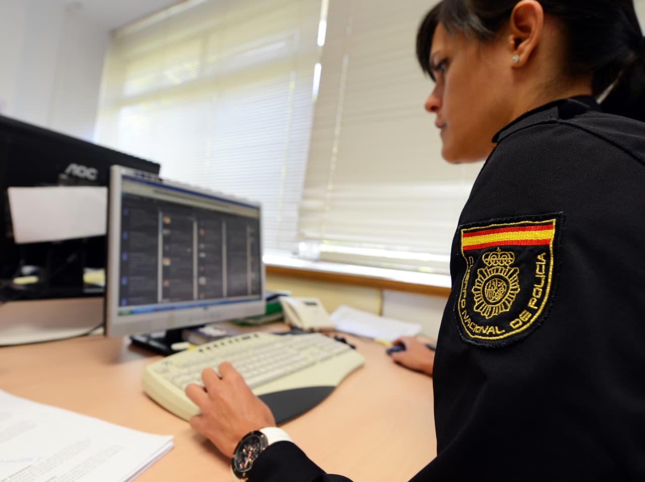<h2 class="cms-H2-H2">14. España</h2>
<br>
<br>💻 
<b>Puntuación según el índice del informe: </b>12.8
<br>
<br>💻 
<b>Mayor objetivo cibernético: </b>Inteligencia/espionaje y hackeos.
<br>
<br>💻 
<b>Menor objetivo cibernético:</b> financiero.
<br>
<br>💻 
<b>Porcentaje de la población que usa Internet: 9</b>3.2%
<br>
<br>💻 
<b>Población (2021):</b> 47.3 millones. 
<br>