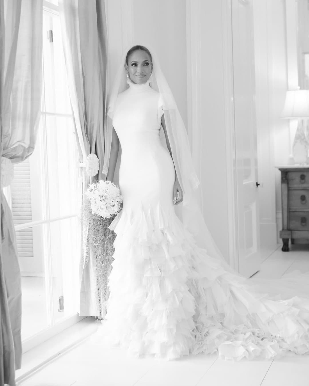La intérprete de ‘On the floor’ complementó su primer look nupcial con un velo de 20 pies y un ramo de novia al estilo de la princesa Diana. 
<br>