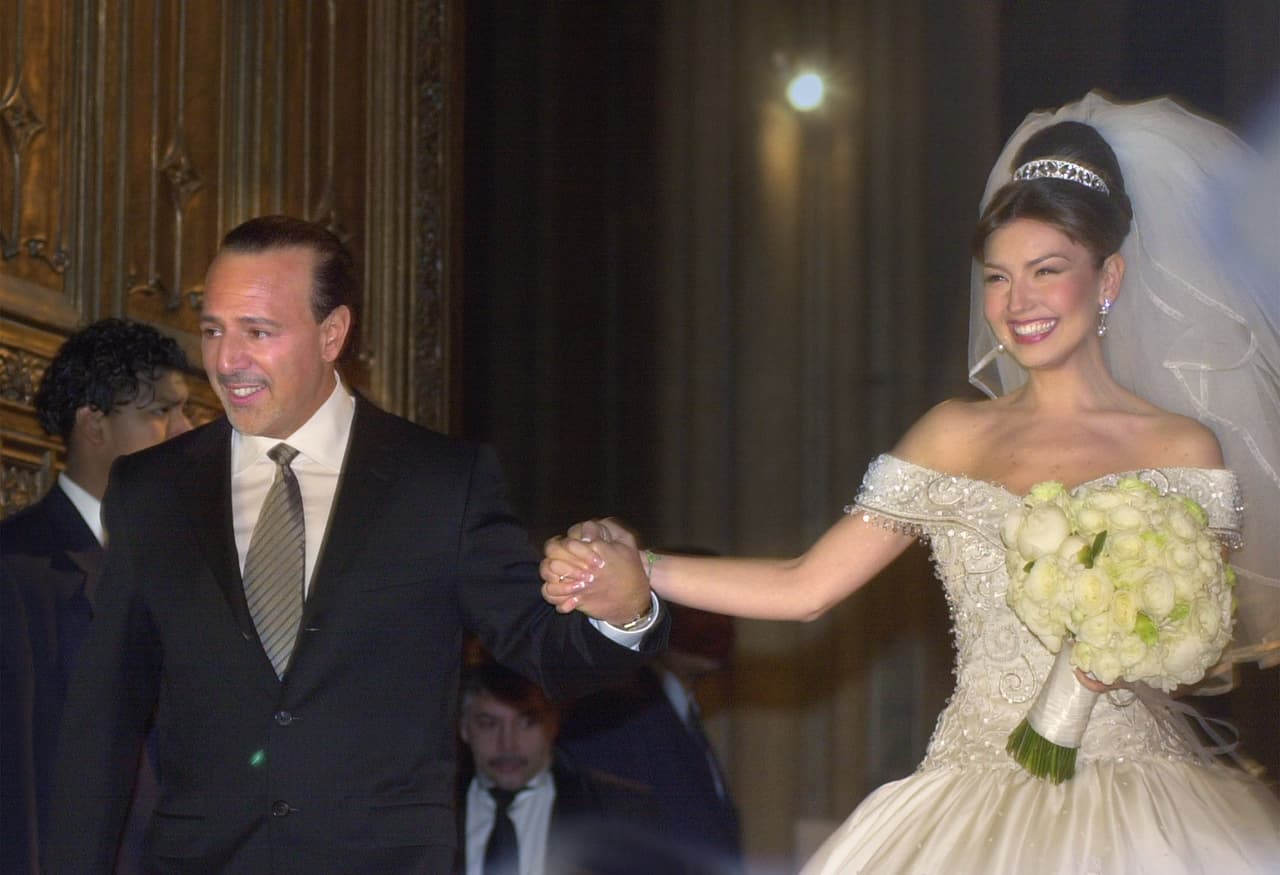 A la ceremonia acudieron cientos de invitados de la industria del entretenimiento. La actriz y cantante deslumbró con su vestido de novia, creación del 
<b>diseñador mexicano Mitzy. </b>
<br>