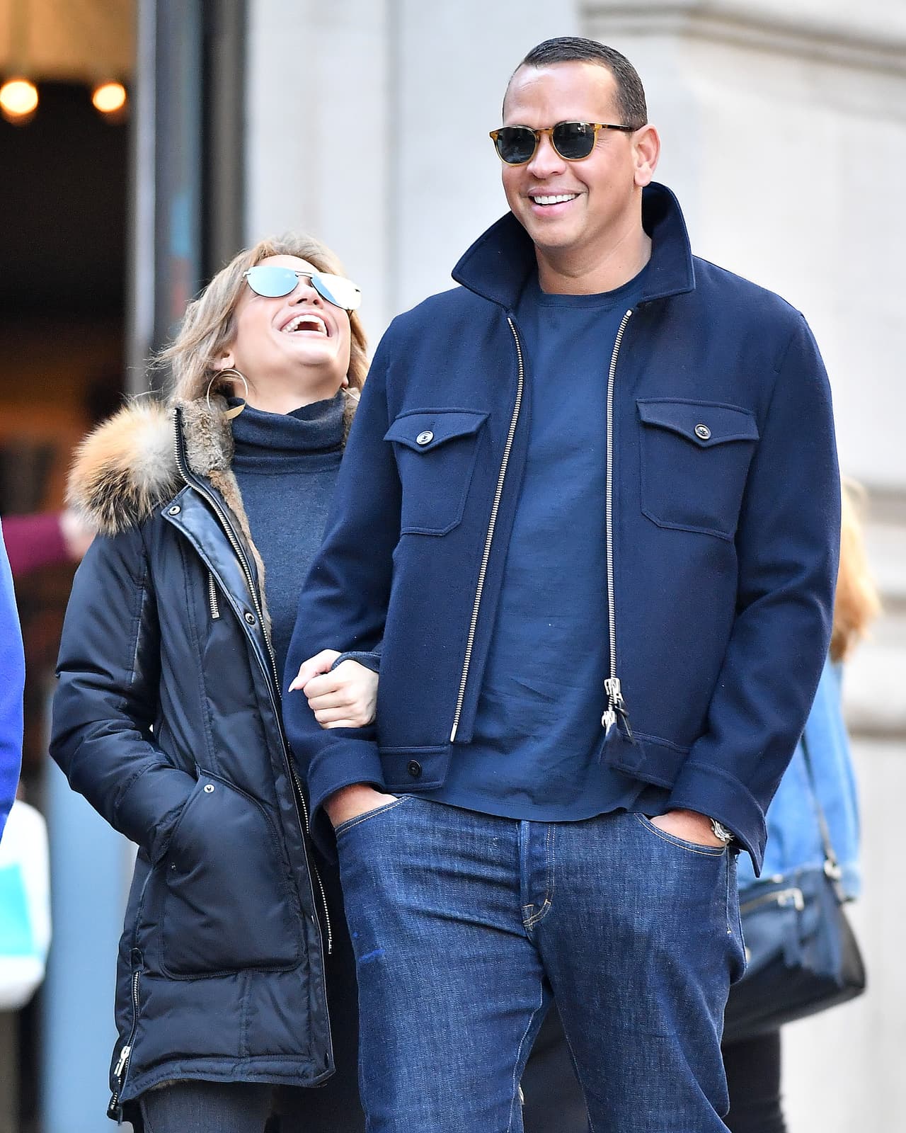 En contraste, la pareja lució relajada e informal al día siguiente cuando se les vió en un paseo por las calles de Nueva York. La pareja apareció muy divertida, luego de que 
<b><a href="http://www.univision.com/entretenimiento/celebridades/alex-rodriguez-confirma-su-relacion-con-jennifer-lopez">A-Rod confirmó públicamente su noviazgo</a></b> con la cantante del Bronx.