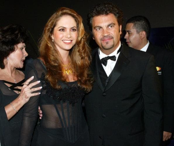 "Cuando hacemos bromas, cuando de repente 
<a href="https://www.univision.com/famosos/manuel-mijares-confiesa-que-lucero-lo-reganaba-en-la-cama-y-se-le-armo-en-la-luna-de-miel-video">Mijares canta esas canciones</a> que
<b> a mí no me gustan </b>como la de 'Si me tenías' y entonces la gente se pone feliz".
<br>