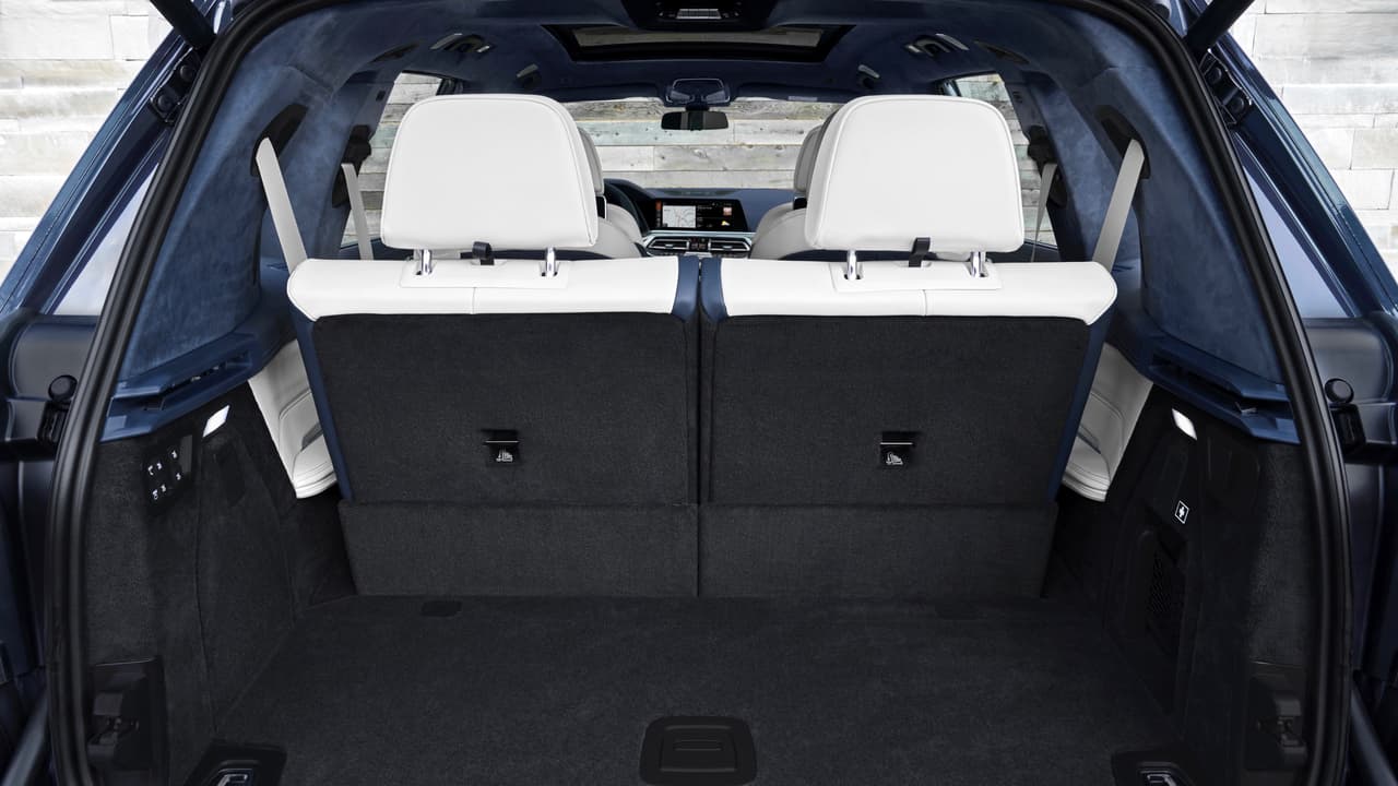 La BMW X7 2020 tiene una capacidad de carga muy respetable de 
<b>48.6 pies cúbicos </b>detrás de la tercera fila de asientos.