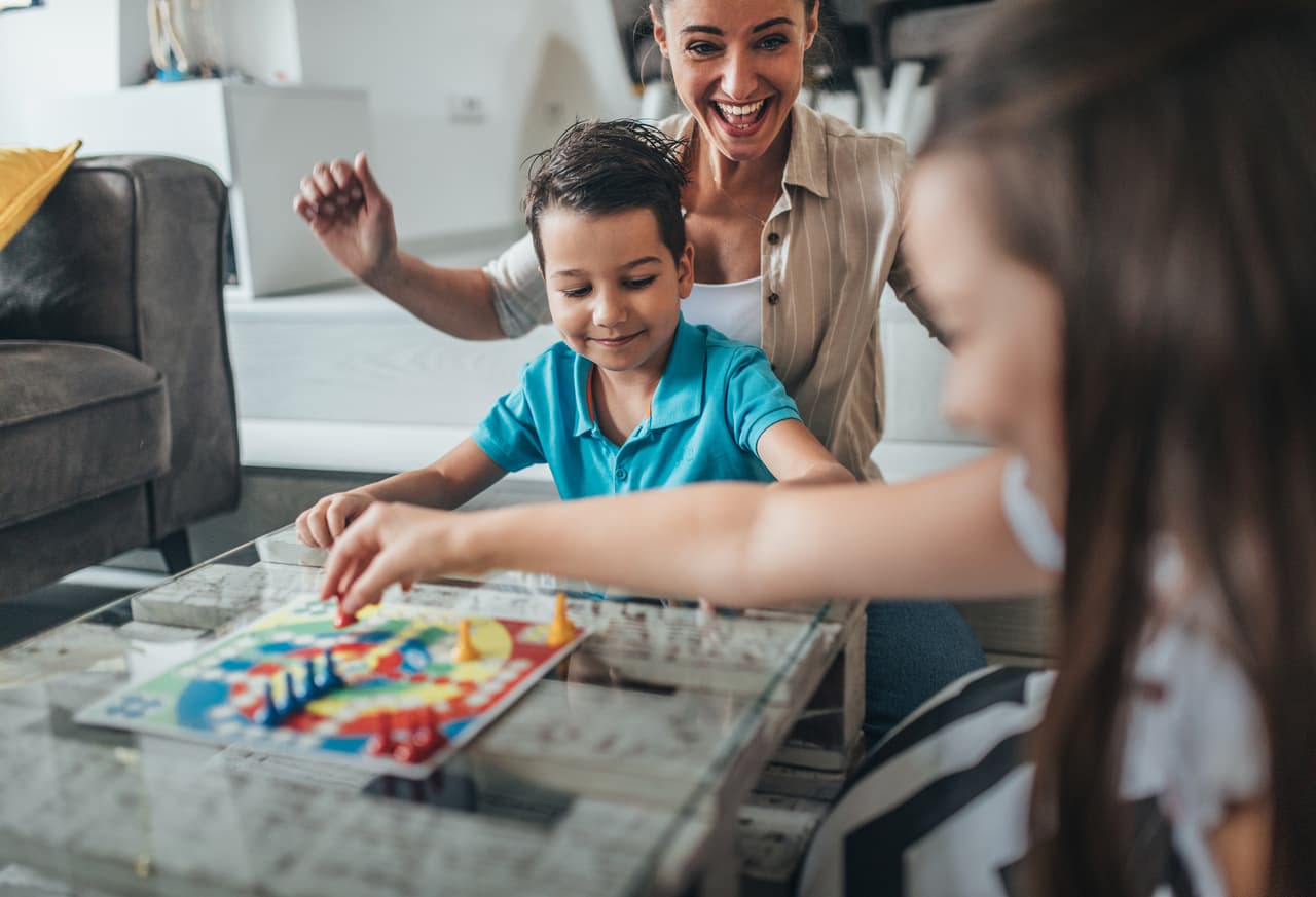 <b>Diviértanase con</b> 
<b>Juegos. </b>Los juegos de mesa son una excelente manera de divertirse en casa y de unir a grandes y chicos. Además hay para todos los gustos: Sorry, Clue, Monopoly, Risk, Trouble, Scattergories, Hedanz... Cuando se cansen de estar sentados, pueden jugar escondite, o saltar la cuerda. 
<br>