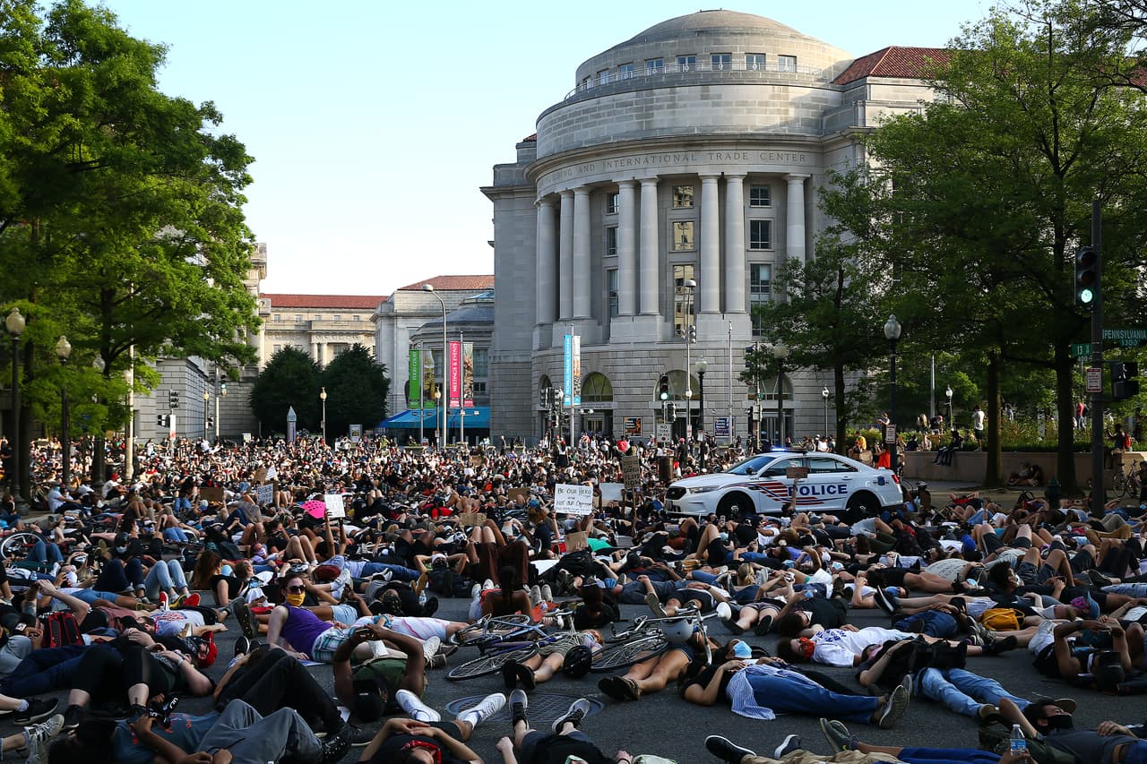 Personas tendidas en la avenida Pennsylvania, en Washington D.C. en protesta por la muerte de George Floyd. 
<b><a href="https://www.univision.com/noticias/politica/obama-dice-que-las-protestas-evidencian-un-cambio-en-la-manera-de-pensar-de-la-gente-de-eeuu">Varios expresidentes han condenado el modo como fue detenido el afroestadounidense, así como el racismo.</a> </b> El último en hacerlo fue Jimmy Carter.