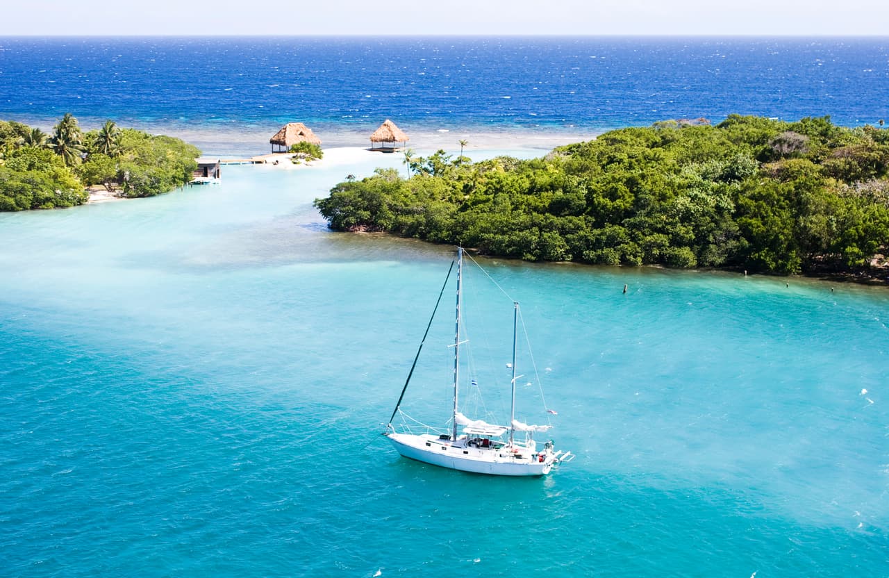 <b>Roatán, Honduras</b>
<br>
<br>Esta isla era una escapada secreta para buceadores, ahora es un paraíso popular entre los extranjeros que buscan mudarse pagando poco.
<br>
<br>Tiene playas de arena blanca, coloridos pueblos de pescadores y su interior es montañoso y selvático. Es uno de los lugares más asequibles para vivir en el Caribe: según International Living una pareja podría vivir bien con 2,000 dólares al mes.
<br>