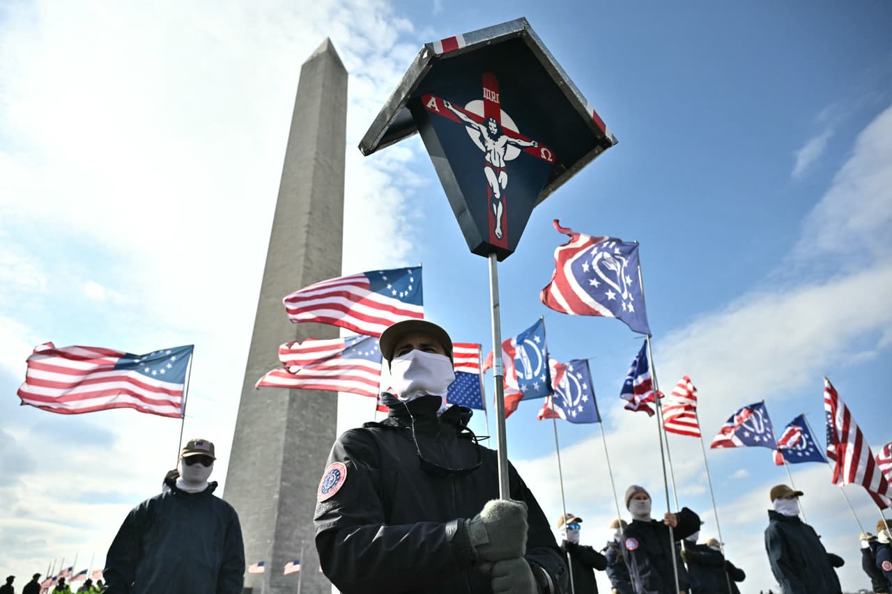 Miembros de Patriot Front se concentran cerca del Monumento a Washington en el National Mall de Washington, DC, durante la "Marcha por la Vida" anual.