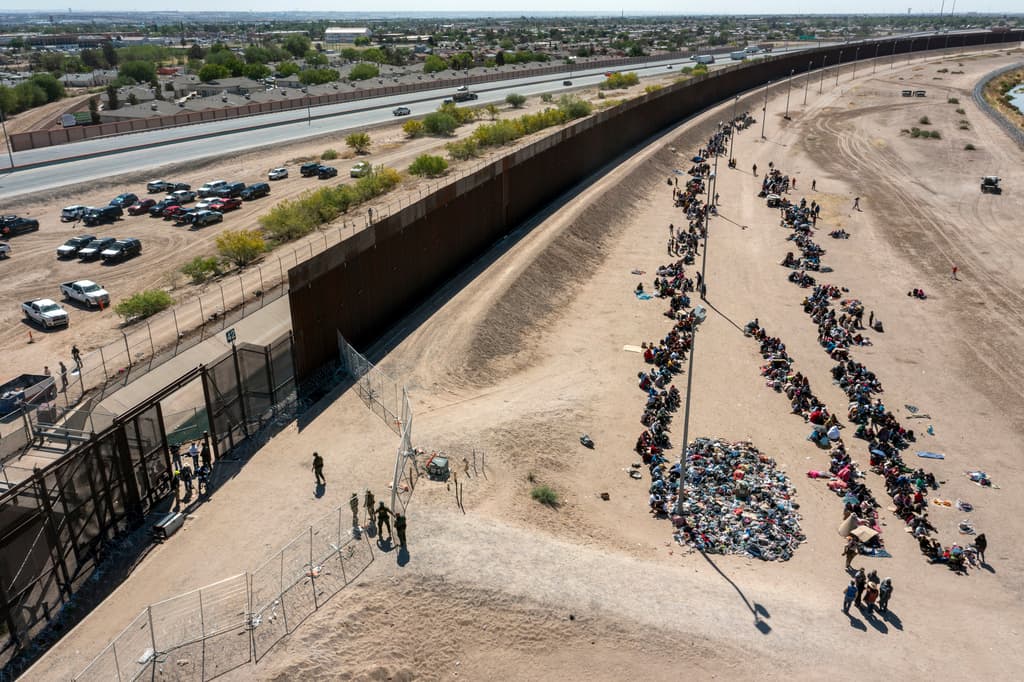 Largas filas de inmigrantes en la frontera sur de EEUU. El director ejecutivo asociado de Operaciones de Ejecución y Expulsión (ERO) de ICE, Corey Price, advirtió que los migrantes solteros y los que viajen con sus hijos “y no tengan una base legal para permanecer en Estados Unidos 
<a href="https://www.univision.com/local/miami-wltv/la-frontera-no-esta-abierta-esto-debes-saber-sobre-la-entrada-a-eeuu-con-el-fin-del-titulo-42-video">serán expulsados rápidamente</a> y se les prohibirá la reentrada durante al menos cinco años".
<br>