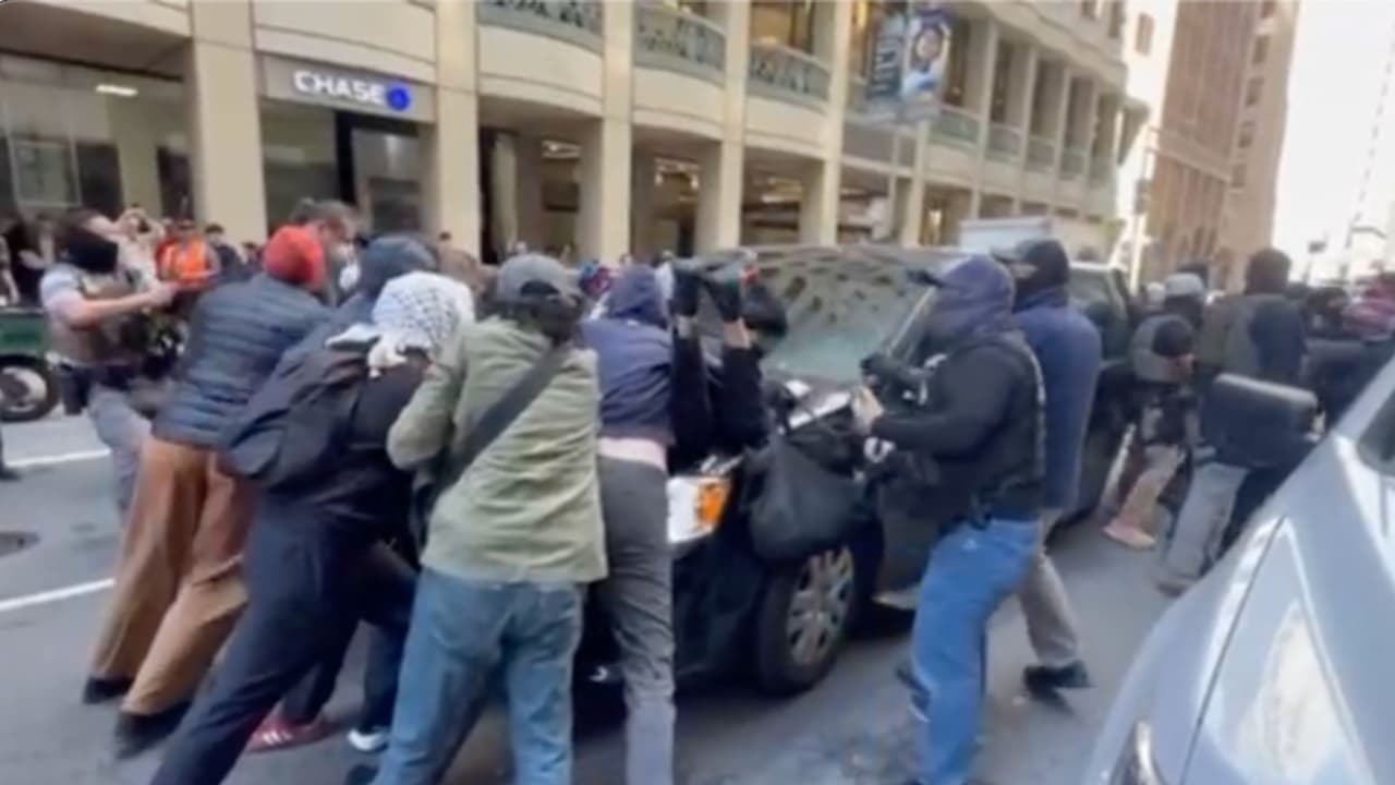Agente de ICE que conducía una camioneta arrastra a varios manifestantes en corte de San Francisco