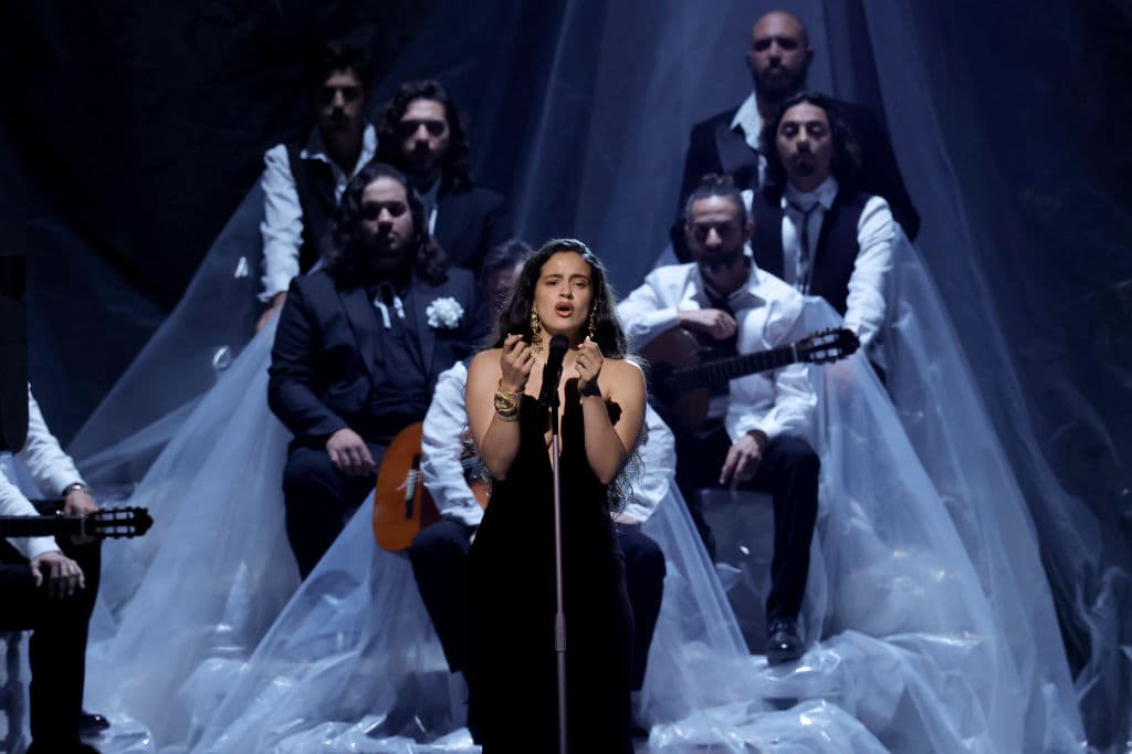 Rosalía interpreta 'Se Nos Murió El Amor' en los Latin GRAMMY 2023.