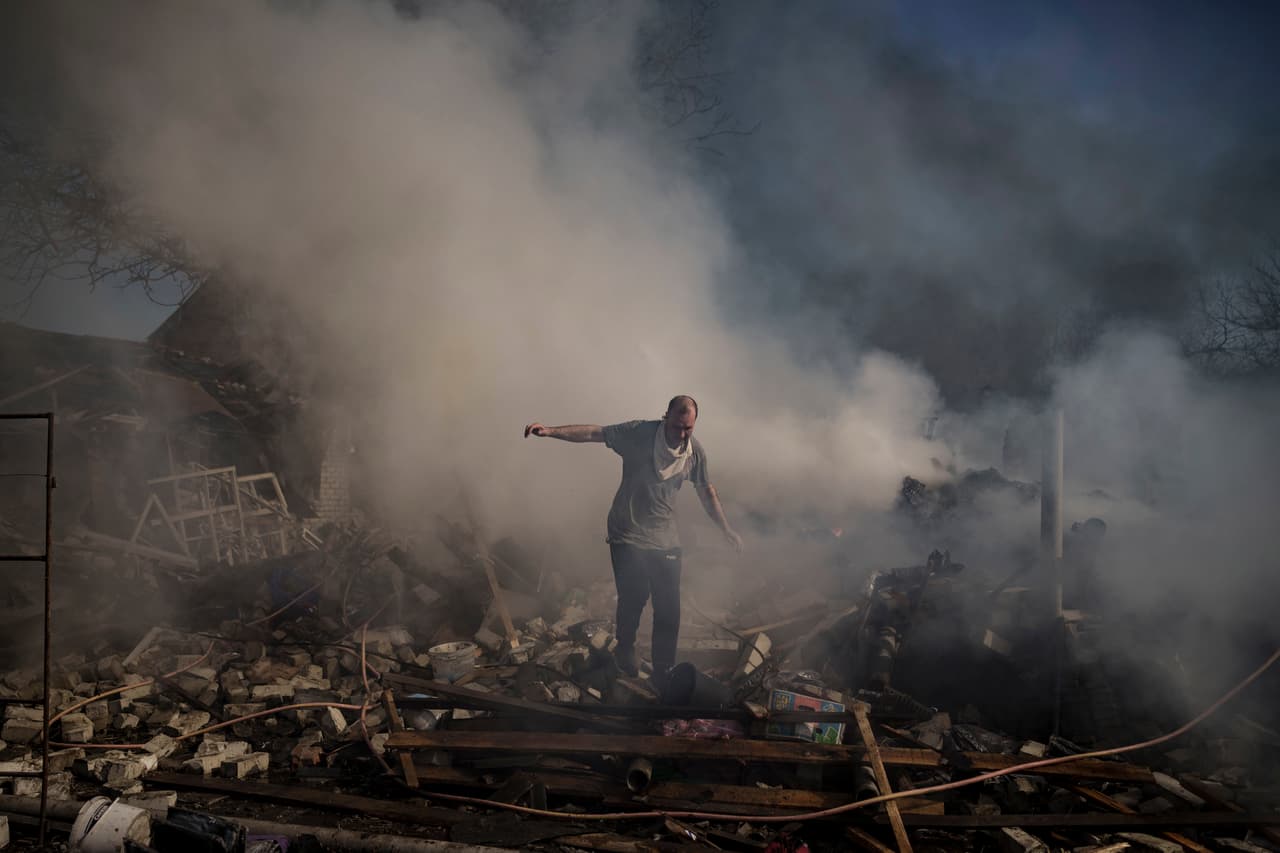 A inicios de abril, cadáveres de decenas de civiles se encuentran esparcidos por la calle o 
<a href="https://www.univision.com/noticias/mundo/horrores-bucha-retirada-ejercito-ruso">enterrados en tumbas poco profundas en el suburbio de Bucha</a>, luego de que las fuerzas rusas se retiraron de esa ciudad. La Corte Penal Internacional abrió una investigación.
<br>
<br>En la foto: Un vecino camina sobre los escombros de una casa destruida tras un ataque ruso en Járkov, Ucrania.
<br>