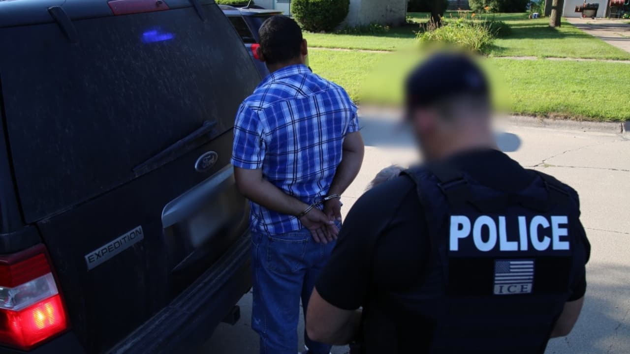 ICE arresta a más de 130 trabajadores y 14 propietarios de negocios en redadas en Nebraska y Minnesota