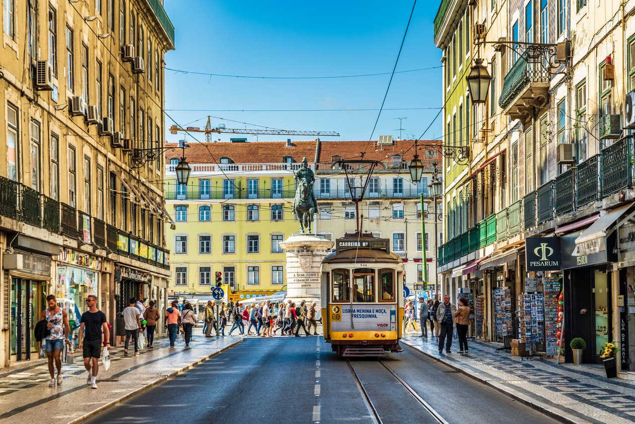 <h3 class="cms-H3-H3">4. Lisboa, Portugal</h3>
<br>
<br>La capital portuguesa se sitúa entre siete colinas, y ofrece una animada vida nocturna, museos, teatros y mercados, además de una gastronomía exquisita. También es un destino preferido por los amantes de la historia, que pueden visitar el Monasterio de los Jerónimos o el Castillo de San Jorge.
<br>