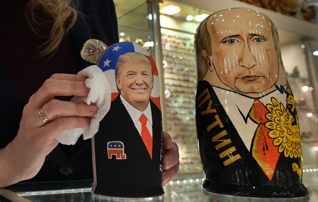 MOSCÚ, RUSIA.- 
<b>Muñecos rusos. </b>En una tienda del centro de la capital rusa, muñecas tradicionales llamadas Matryoshkas, muestran a Trump y a Putin.