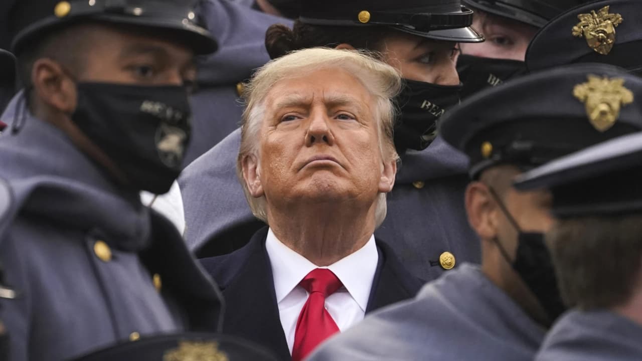 La columnista Elizabeth Jean Carroll 
<a href="https://www.univision.com/noticias/politica/trump-me-violo-mujer-acusa-al-expresidente" target="_blank">acusó al ex presidente Donald Trump a través de un libro publicado en 2019</a>. Detalló que la había violado en el camerino de unos almacenes. 
<b>En mayo, un jurado le declaró responsable de abusar sexualmente, pero no de violarla, en los años 90</b>.