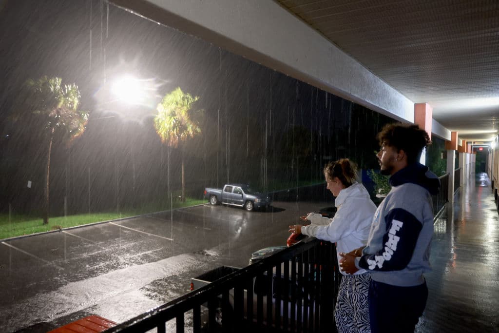 Estuvo lloviendo sin parar durante la madrugada de domingo para lunes. Anna Davis y su hijo Paul tuvieron que resguardarse en un hotel en 
<b>Chiefland, Florida</b>. La ciudad, a unas 33 millas de distancia de Cedar Key, también tomaba medidas ante el impacto del huracán.