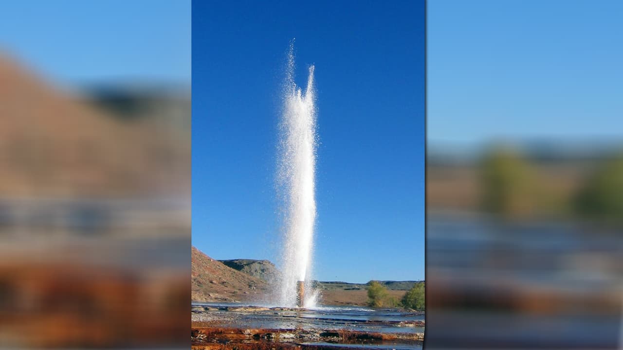 <b>Crystal Geyser:</b> Es un géiser parcialmente artificial situado en la orilla del río Green a unos 16 kilómetros de la ciudad de Green River. 
<b>Se originó en 1936</b> cuando un pozo de exploración petrolífera penetró en un sistema de aguas subterráneas bajo una inmensa presión causada por un depósito de 
<b>gas de dióxido de carbono</b> (CO2) atrapado.
