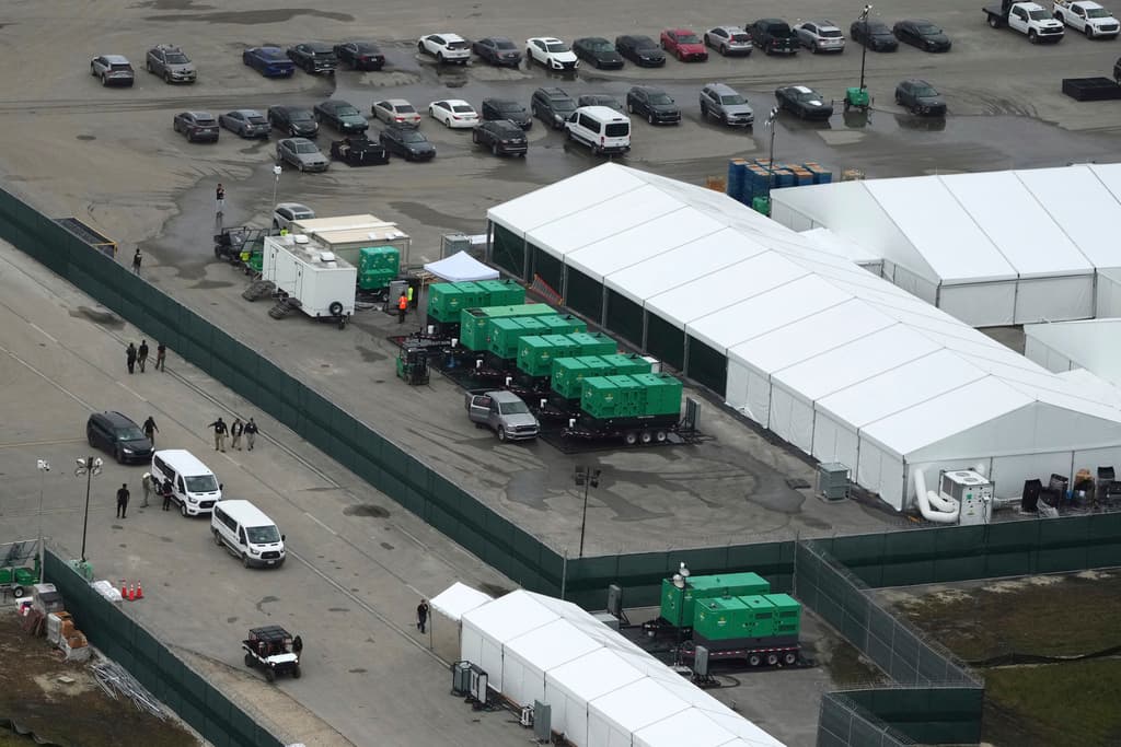 Cuestionan al gobierno de Florida por contratos millonarios para el centro de detención Alligator Alcatraz