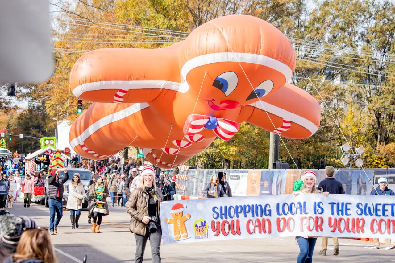<b>Evento</b>: 79th Annual ABC11 Raleigh Christmas Parade
<br>
<b>Fecha</b>: 18 de noviembre
<br>
<b>Lugar</b>: Downtown Raleigh
<br>
<b>Sitio web</b>: 
<a href="https://grma.org/christmas-parade/">https://grma.org/christmas-parade/</a> 
<br>
<br>El desfile navideño más grande entre Atlanta y Washington, D.C., recorrerá el centro de Raleigh durante más de dos horas, atrayendo a casi 60.000 visitantes a las calles para ver bandas de música, bailarines, globos gigantes, superhéroes, a Papá Noel y más.