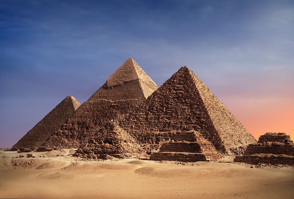El número áureo se encuentra en la Gran Pirámide de Gizeh en Egipto, en el famoso Hombre de Vitruvio de Leonardo de Vinci quien magistralmente diseñó las proporciones del cuerpo humano.