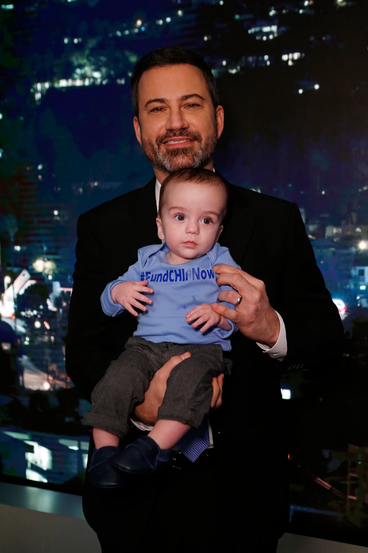 El presentador
<b> Jimmy Kimmel </b>
<a href="Jimmy Kimmel llora al contar la historia de su hijo recién nacido y llama la atención sobre la relevancia de Obamacare">contó en mayo</a> que su hijo había nacido con un problema congénito del corazón. El niño ya está fuera de peligro y, a partir de esa experiencia, el comediante ha abogado por el acceso a la salud a través de conmovedores discursos. 
<b>“Si tu bebé está a punto de morir, el dinero no tendría por qué ser un factor determinante"</b>, dijo durante el primer monólogo, en el que defendió la relevancia de Obamacare en pleno debate sobre la ley. En 
<a href="https://www.univision.com/noticias/obamacare/con-su-bebe-recien-operado-y-entre-lagrimas-jimmy-kimmel-aboga-por-el-programa-de-seguro-infantil-chip">diciembre</a>, subió a la tarima con el pequeño de 8 meses en brazos, para instar al Congreso a que apruebe el seguro médico para niños 
<a href="http://www.univision.com/noticias/obamacare/comite-del-senado-aprueba-ley-para-renovar-el-programa-de-seguros-para-ninos-chip-por-cinco-anos">CHIP.</a>