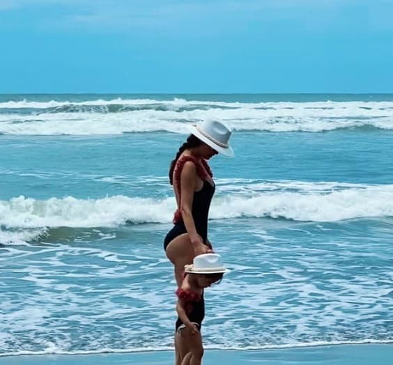Ahí, 
<a href="https://www.univision.com/famosos/famosas-que-lucen-trajes-de-bano-o-bikinis-a-juego-con-los-de-sus-hijos-fotos">madre e hija lucieron un guardarropas de lujo</a>, ya que coordinaron varios de sus outfits.