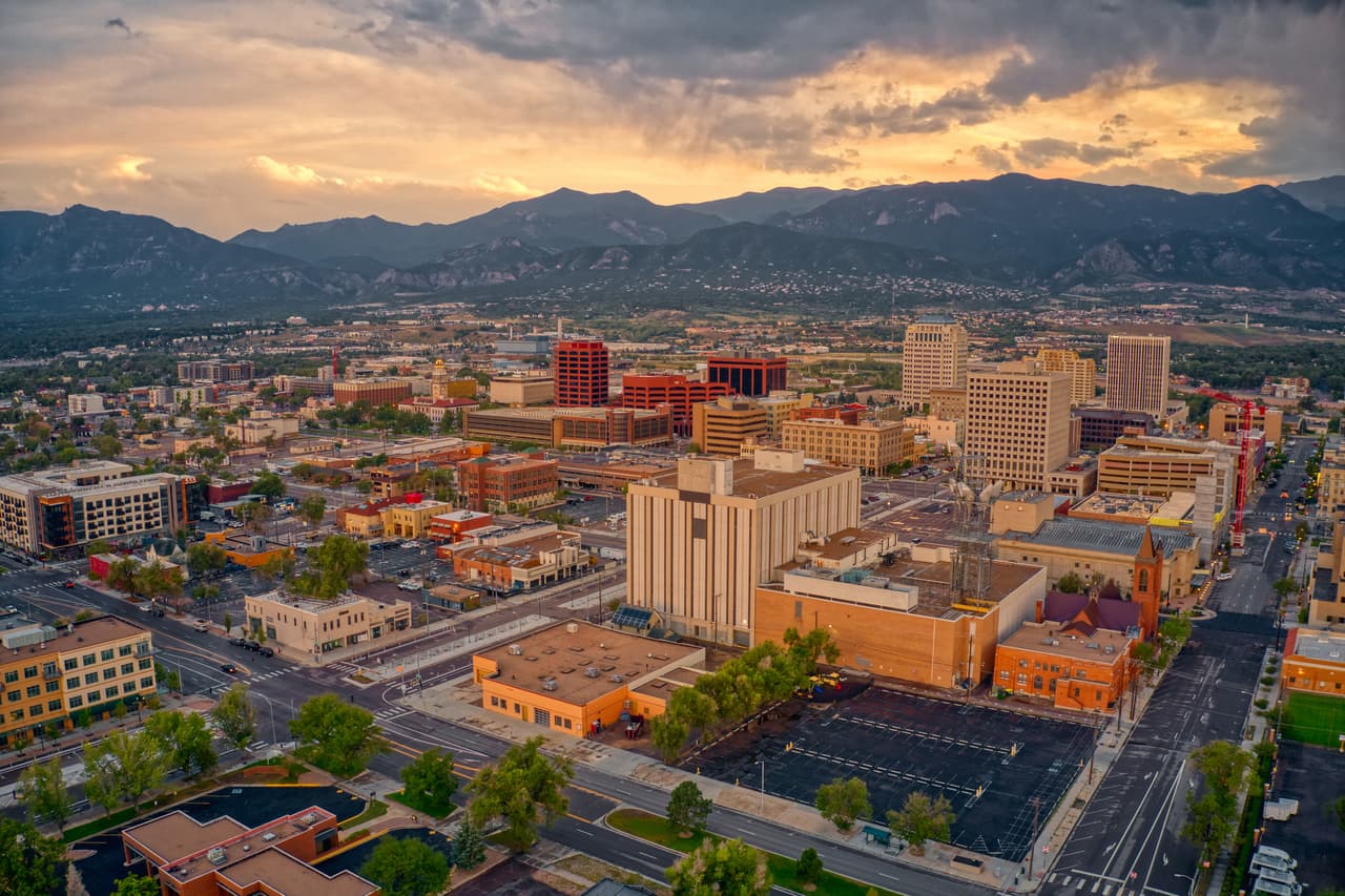 <h3 class="cms-H3-H3">19. Colorado Springs, Colorado</h3>
<br>
<br>El estudio indicó que la mayoría de las mujeres que respondieron a la 
<a href="https://www.univision.com/temas/encuestas">encuesta </a>señalaron que aunque saben que tener una aventura amorosa es moralmente incorrecto, 
<b>no se sintieron culpables por ello, solo dejaron claro que se sentían más juzgadas por la proverbial sociedad patriarcal.</b>
<br>
<br>
<br>