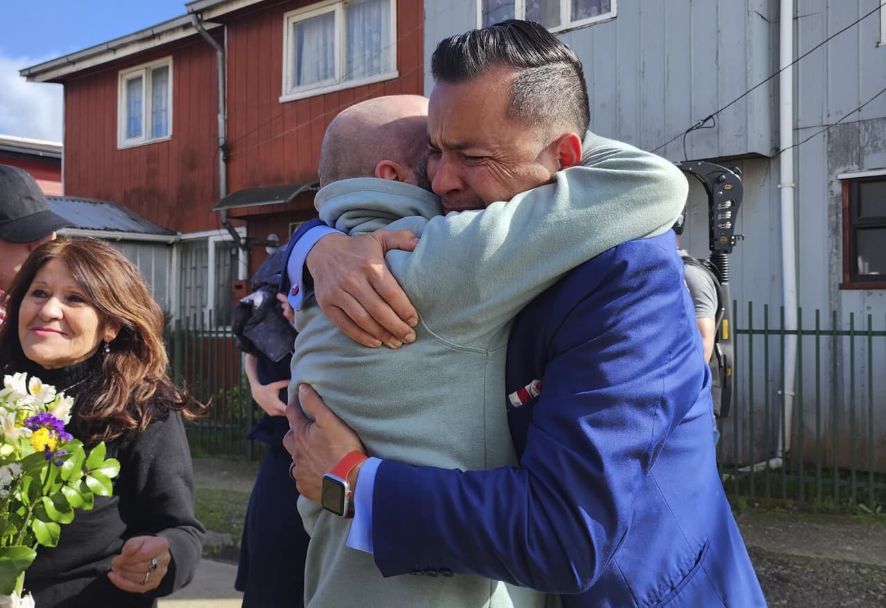 En esta imagen proporcionada por Constanza Del Rio/Nos Buscamos, Jimmy Thyden, a la derecha, abraza a su hermano Pablo Leiva González mientras María Angélica González, su madre biológica chilena, a la izquierda, mira en Valdivia, Chile, el 17 de agosto de 2023.