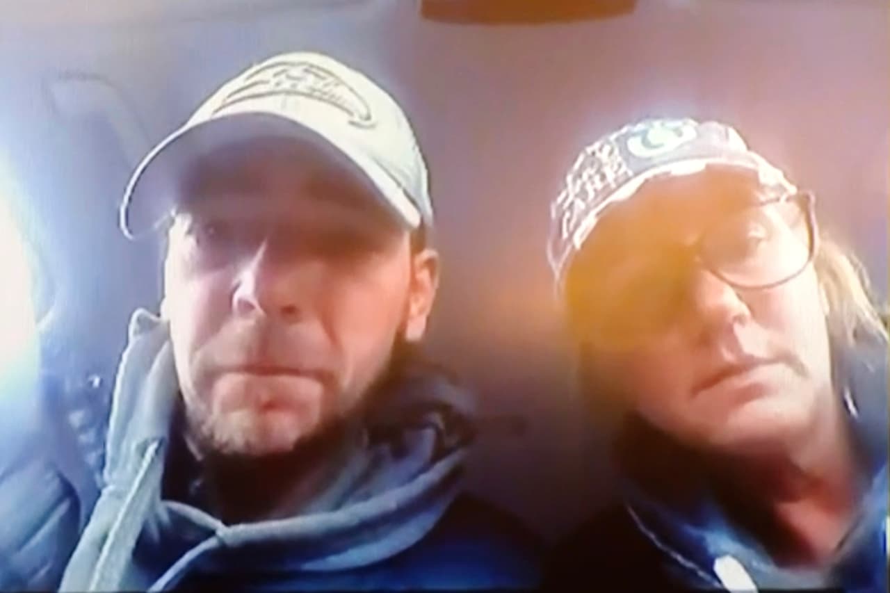 Los padres del joven acusado de matar a 4 estudiantes en una escuela de Michigan se entregan a las autoridades