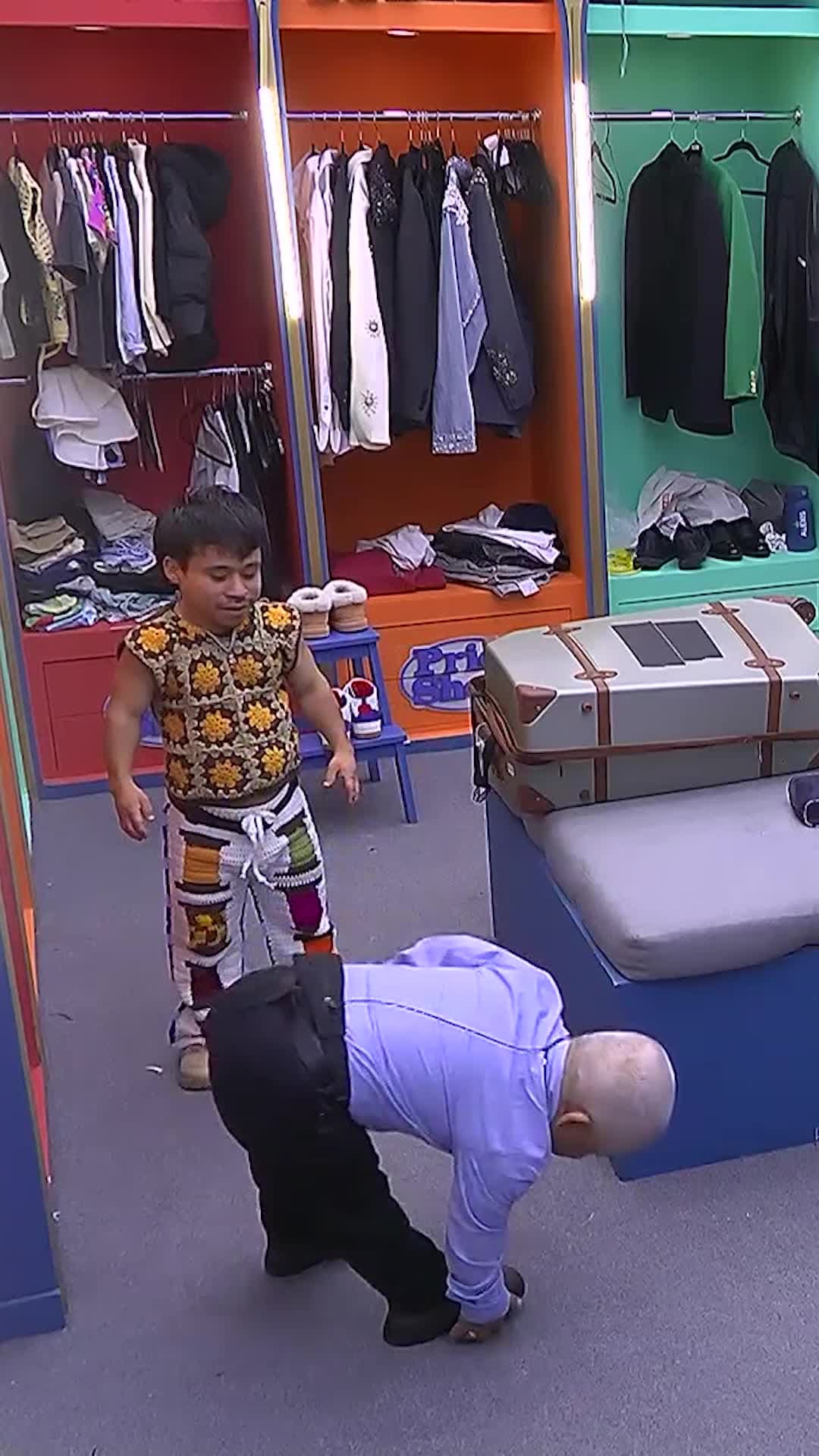 El papá de Abelito muestra cómo pararse en un dedo