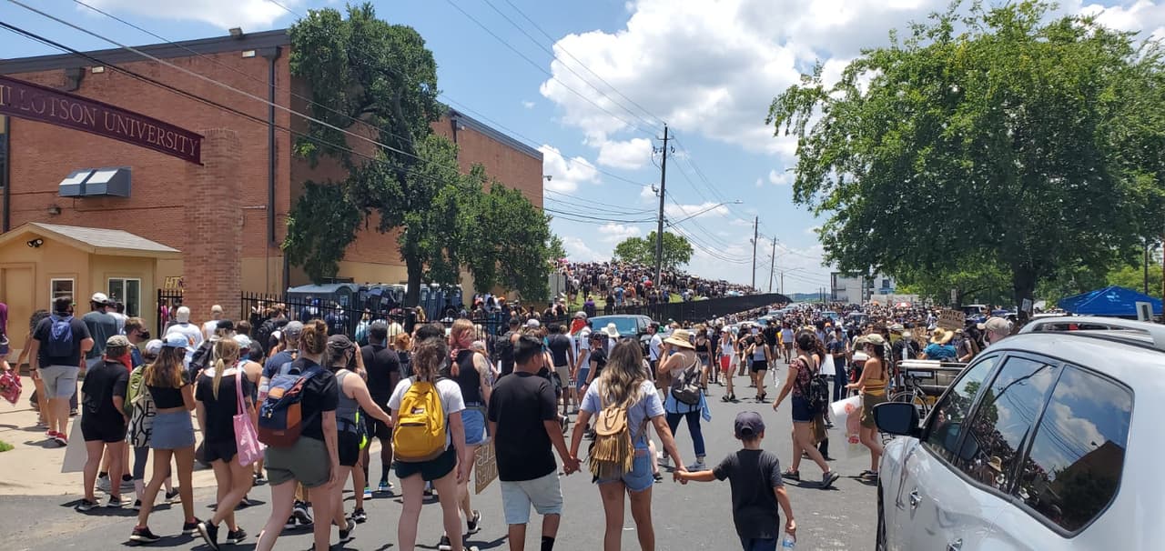 Las manifestaciones surgieron el viernes pasado después de la muerte de George Floyd en Minneapolis mientras estaba bajo custodia policial. Algunas han sido pacíficas y 
<a href="https://www.univision.com/local/austin-kakw/duenos-de-negocios-cierran-de-nuevo-sus-puertas-tras-saqueos-en-medio-de-las-manifestaciones-video">otras se han vuelto violentas, con saqueos y vandalismo.</a>