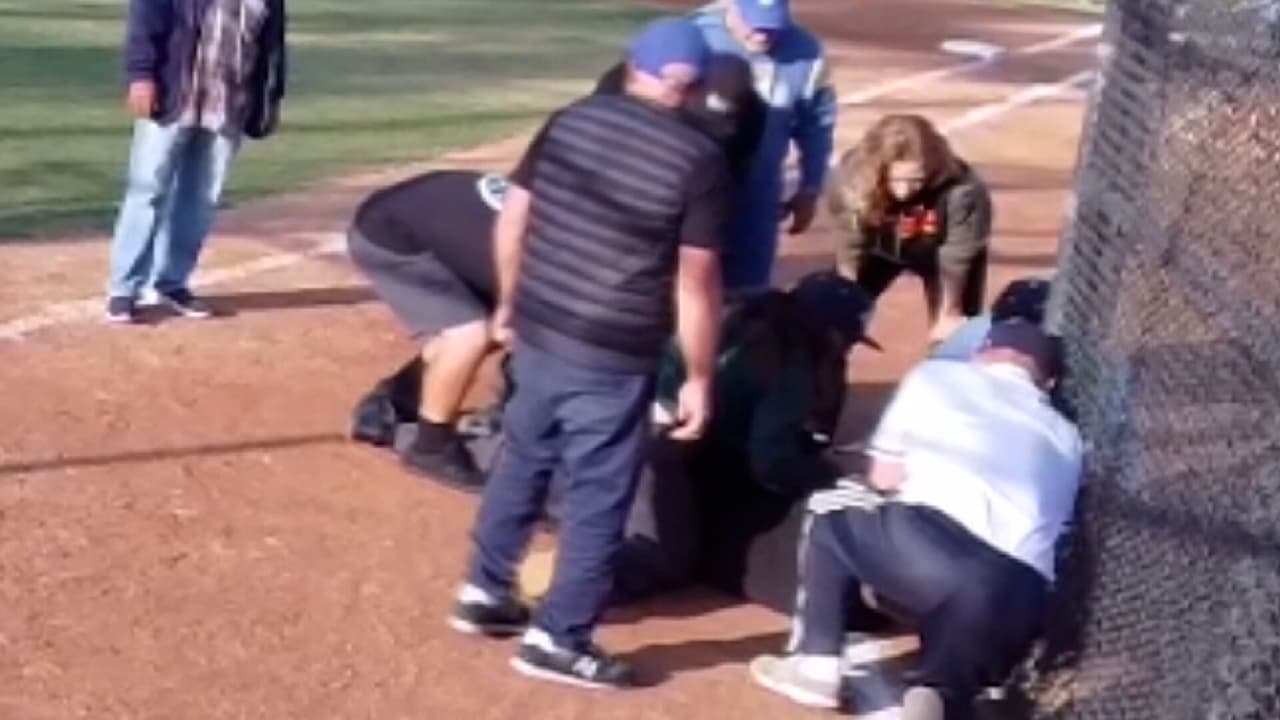 Un árbitro sufre un infarto durante un partido y una doctora que estaba en las gradas lo resucita