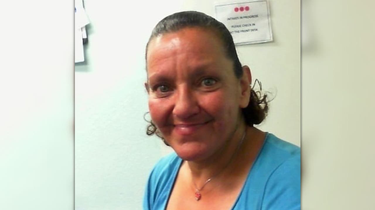<b>Melinda Davis, de 57 años</b>
<br>Vivió por años en la zona del centro y pasó un tiempo en un albergue. 
<br>
<br>“Este fue un espacio al que vino para encontrar un respiro del trauma de vivir en las calles de nuestra ciudad”, dijo la organización Sacramento Loaves & Fishes.