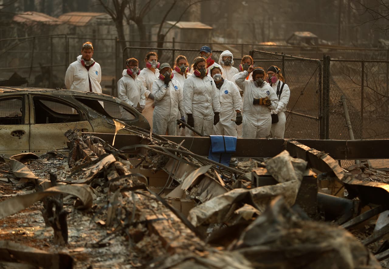 Un grupo de estudiantes de antropología ayudan a buscar víctimas del fuego que devastó Paradise, a unas 100 millas al norte de San Francisco. El Camp Fire es el incendio que ha causado más muertes en la historia del estado y 
<a href="https://www.univision.com/noticias/incendios/al-menos-42-muertos-estas-son-las-tragicas-cifras-de-los-mortales-incendios-de-california?123="><u>arde desde la semana pasada en el condado de Butte.</u></a>