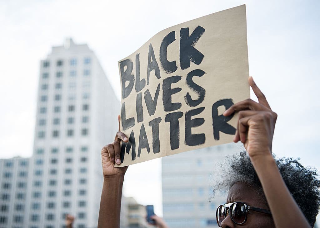 Investigan y degradan a policías y bomberos que ofenden en redes al 'Black Lives Matter'