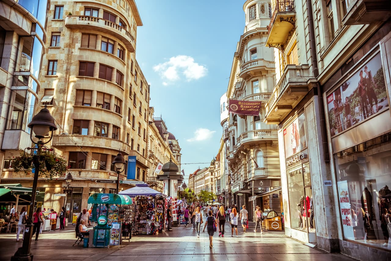 <b>Serbia.</b> Levantó todas las restricciones relacionadas con la pandemia para residentes y extranjeros, según la embajada de los Estados Unidos en ese país. El gobierno de esta país al este de Europa reabrió tiendas, restaurantes, cafeterías y parques, y levantó las restricciones a las reuniones al aire libre.