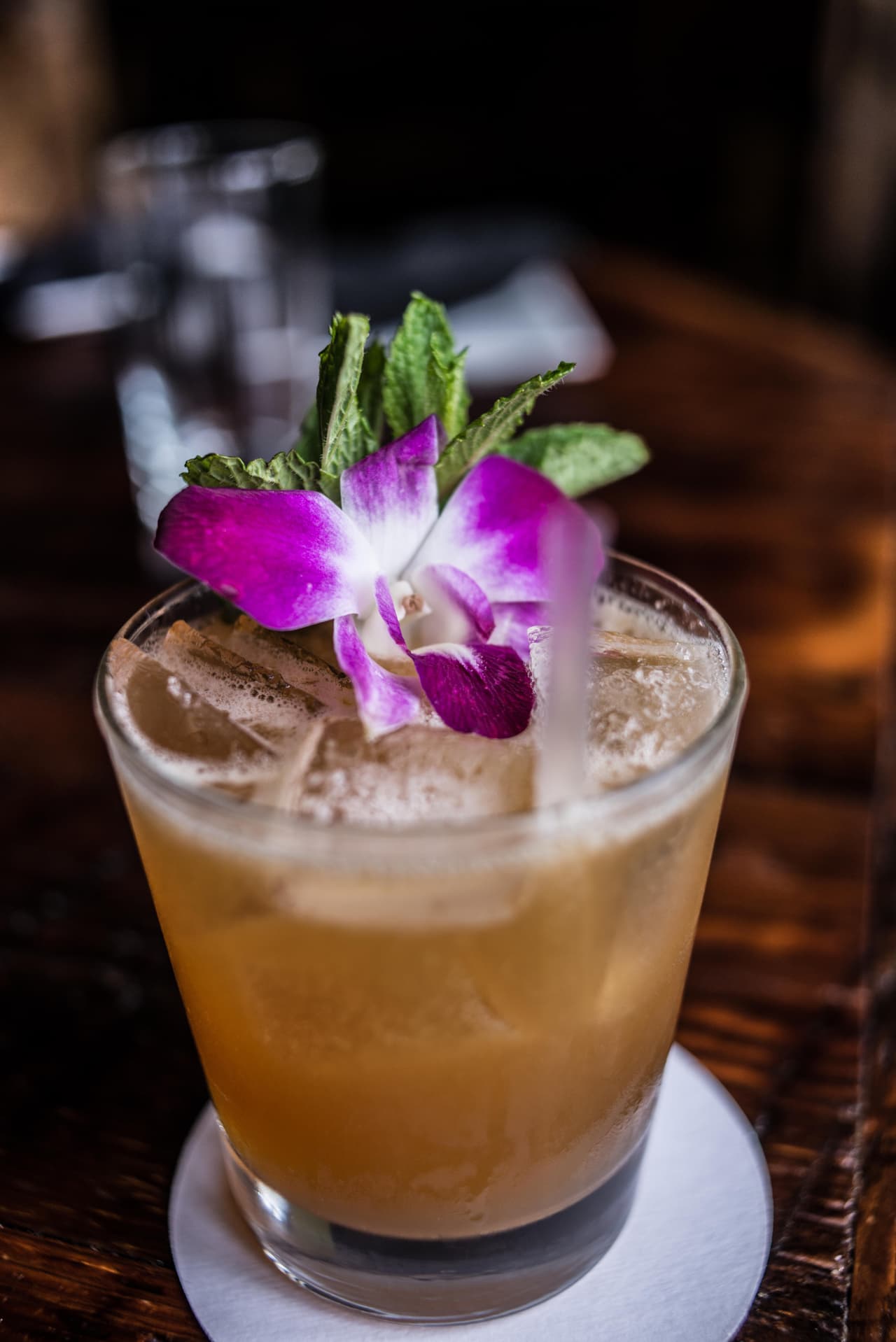 <b>Mai Tai: </b>este trago fue inventado en por Vic "The Trader" Bergeron, en el estado de California. Una receta que ha viajado y ha hechado raíces en Nueva Orleans. 
<br>
<br>Para prepararlo necesitas 1 parte de ron de Jamaica, 1 parte de ron de Martinica, ½ de curaçao, ¼ de jarabe de horchata, ¼ de Rock Candy syrup , ½ de jugo de limón, menta y hielo.
<br>