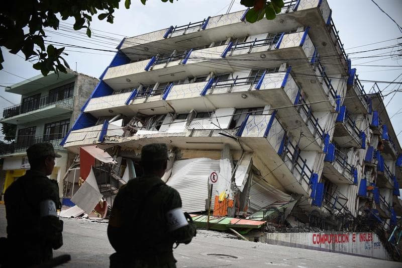 Militares observan el hotel "Ane Centro", afectado por un sismo en el municipio de Matías Romero, en el estado mexicano de Oaxaca.