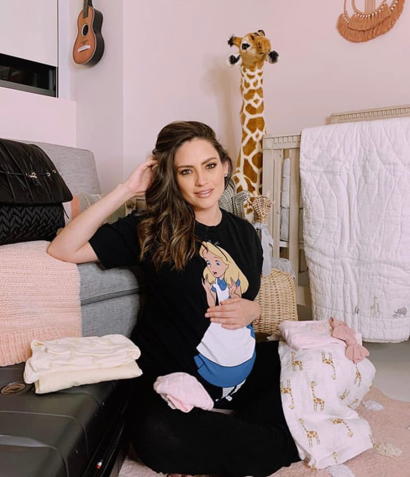 Como es su costumbre, consciente de la gran audiencia que la quiere, 
<b>Michelle hizo partícipe a sus seguidores para que la ayudaran a hacer las maletas perfectas -de ella y su niña- a la hora de tener que ir al hospital a recibir a su bebé</b>. "Llevo horas y siento que metí cosas innecesarias. ¿Qué realmente es indispensable llevar?", preguntó en redes sociales. Más de 1,500 respuestas no se hicieron esperar.