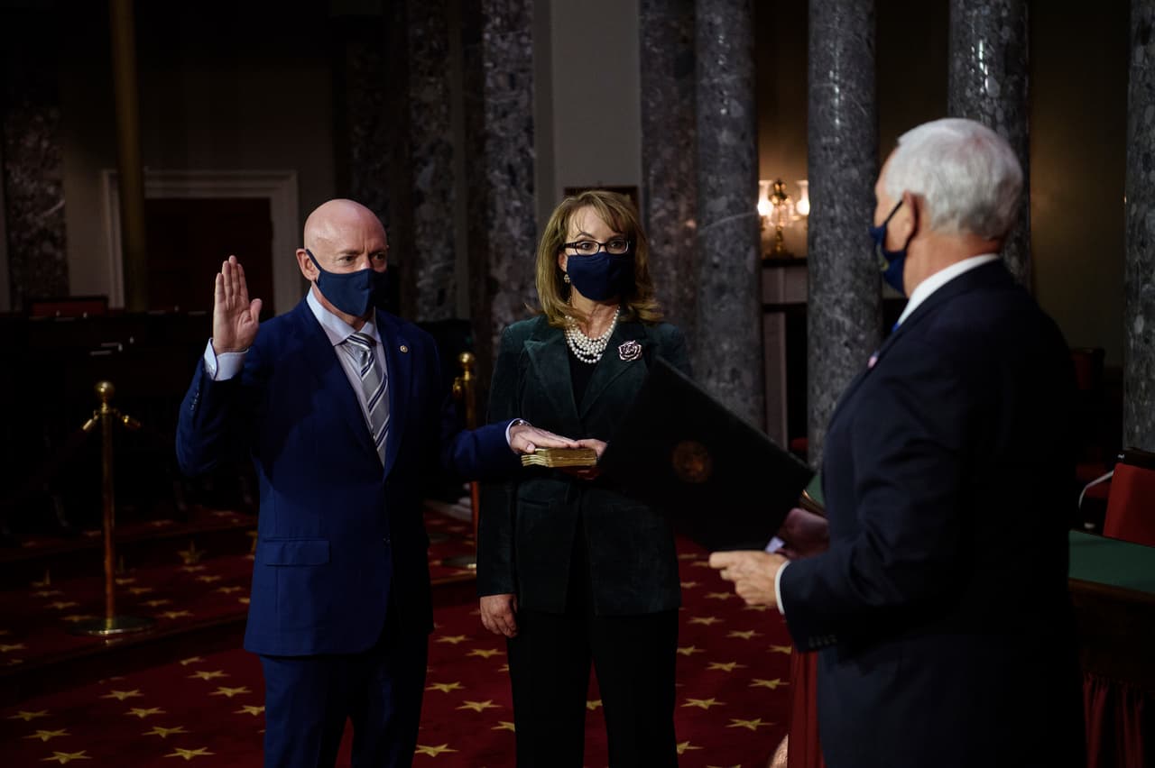 El exastronauta Mark Kelly juramenta como nuevo senador de EEUU por Arizona. Él cumplirá los siguientes dos años que tenía pendientes el fallecido senador John McCain, luego deberá ser reelegido.