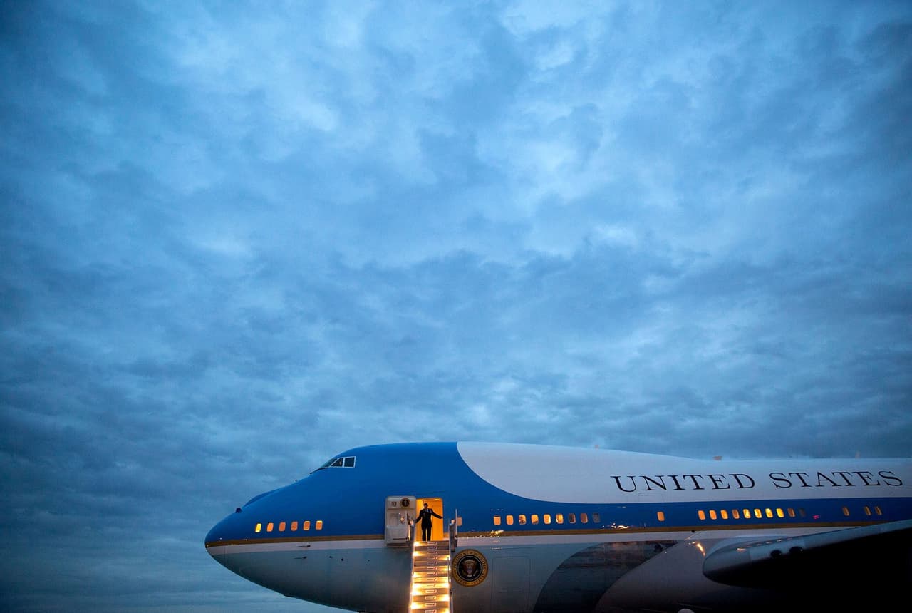 <b>7 de abril. </b>Esta imagen fue tomada poco después de que el avión presidencial aterrizara al anochecer en el Aeropuerto Internacional de Los Angeles.