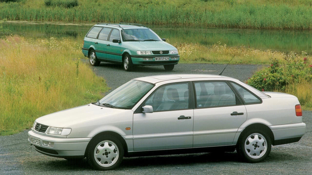 <h3 class="cms-h3-H3">10. Volkswagen Passat</h3>
<br>
<br>El sedán familiar de Volkswgaen ha vendido más de 15 millones de unidades durante los últimos 45 años, pero su éxito llegó después de años de pruebas y errores. Durante los últimos 18 años sin embargo, el Passat ha sido una opción sólida y de calidad en ambos lados del Atlántico. 
<br>
<br>
<b>Año de estreno</b>: 1975.
<br>
<b>Año de salida</b>: Aún es producido.