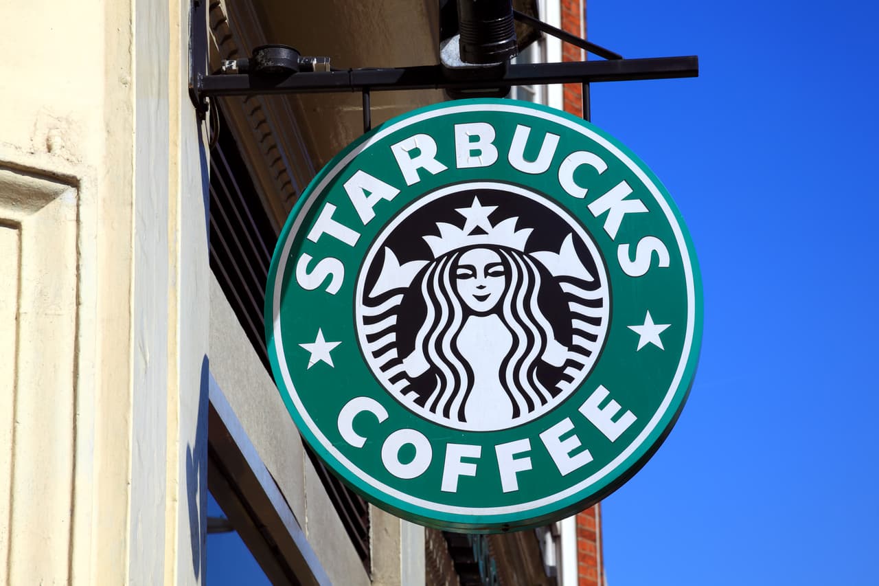 <b>Starbucks.</b>
<br>
<br>En una carta abierta al Congreso, el CEO de Starbucks, Kevin Johnson, anunció en diciembre de 2020 que la compañía planea establecer un salario mínimo de 15 dólares la hora en los próximos dos años.
<br>
<br>"Más del 30% de nuestros socios minoristas en Estados Unidos ya están pagando 15 dólares por hora o más, y continuamos en nuestro camino para asegurarnos de que todos los trabajadores alcancen esta cifra”,
<a href="https://stories.starbucks.com/press/2020/supporting-americans-in-unprecedented-times/"><u> se lee en la comunicación</u></a>.