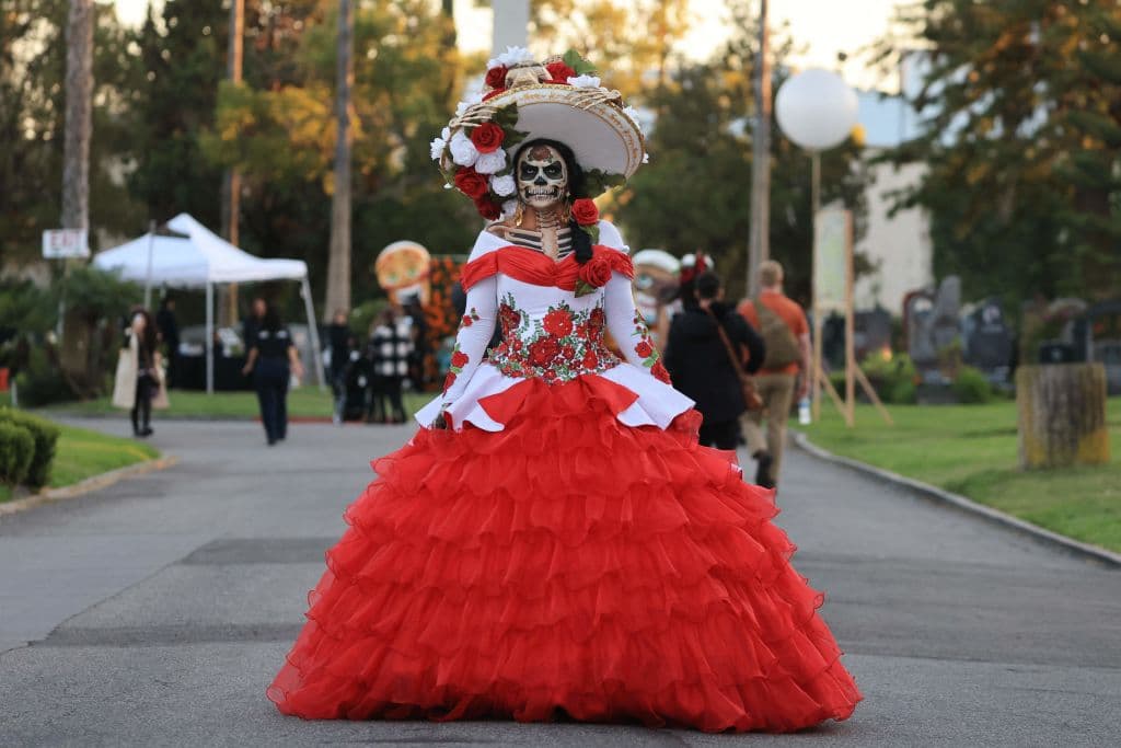 Es parte de la tradición disfrazarse, pues así se busca confundir a la muerte para que ese encuentro entre vivos y fallecidos se extienda por más tiempo.