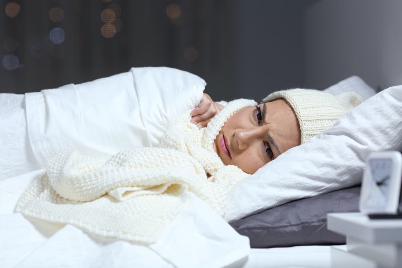 ¿Te cuesta más salir de la cama en invierno? Estudio revela que podríamos necesitar dormir más en el frío