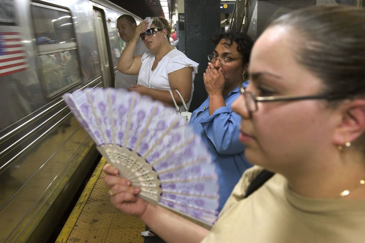 Si usted está en el metro y se siente sobrecalentado usted debe tomarse el pulso y si se siente náuseas asegúrese de salir de la estación de metro.
<br>Trate de mantener un abanico de mano y una botella de agua.
<br>